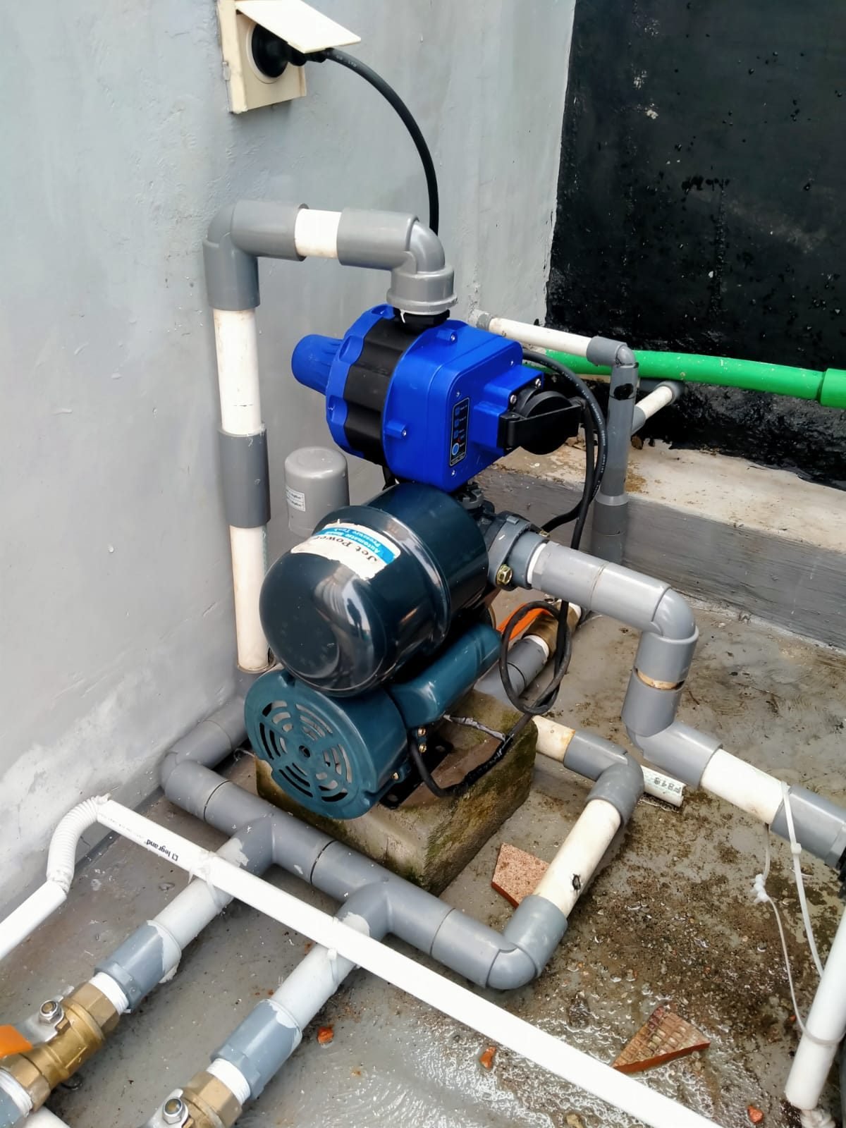 Instalasi pompa jet pump otomatis dengan pressure controller dan jalur pipa PVC yang rapi