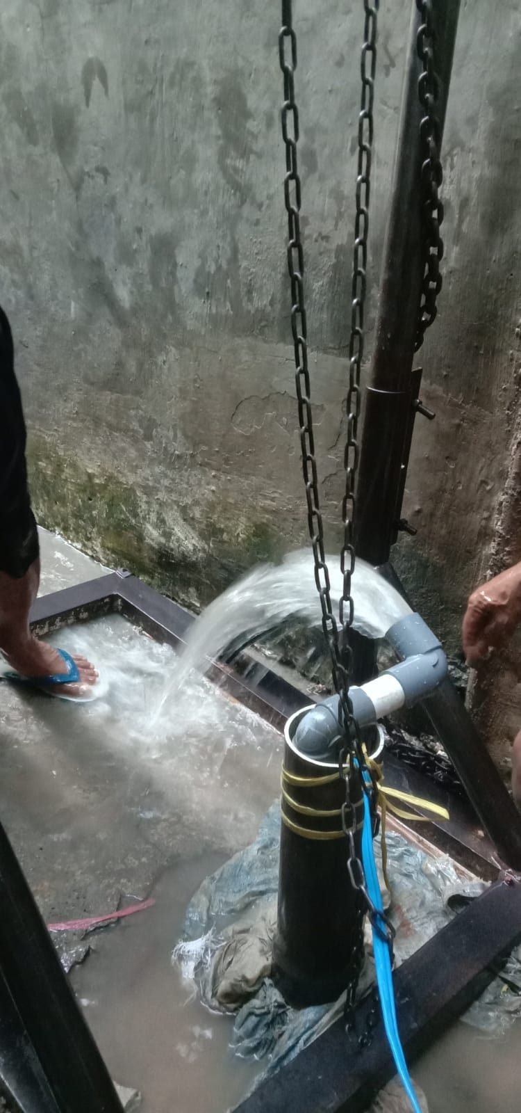 Uji debit air sumur bor, air mengalir deras dari pipa casing setelah pengeboran
